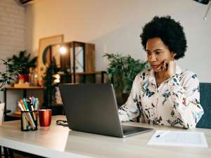 woman-concerned-on-laptop