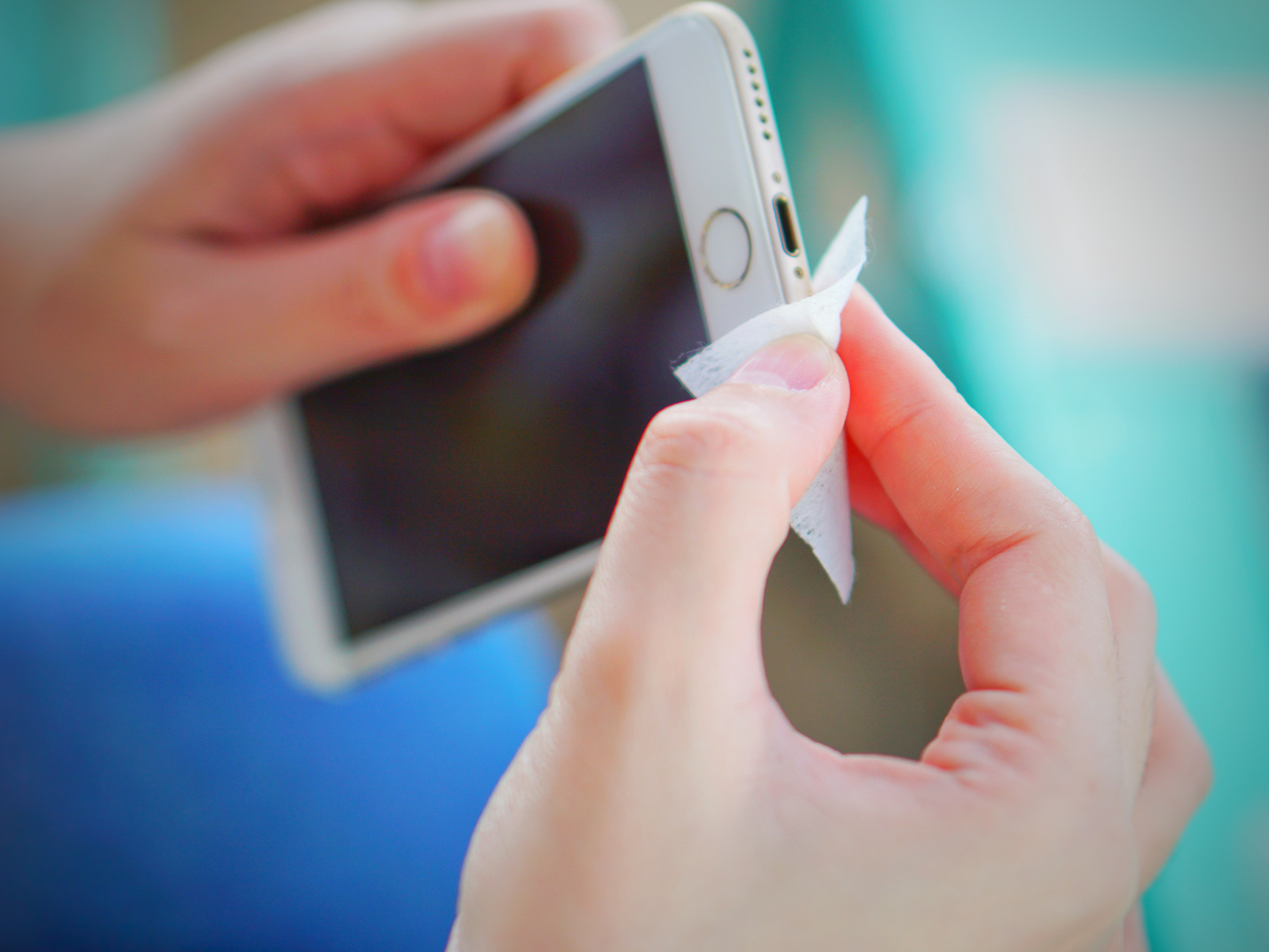 Cómo limpiar y desinfectar tu teléfono, incluyendo su pantalla y carcasa